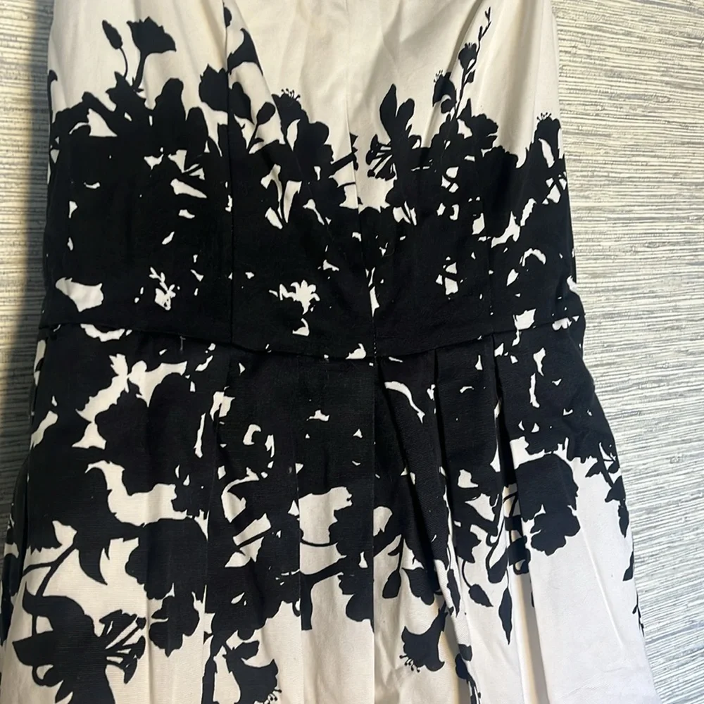 White House Black Market Elegant Black and White Floral Dress Size 8 (574) - Picture 4 of 7